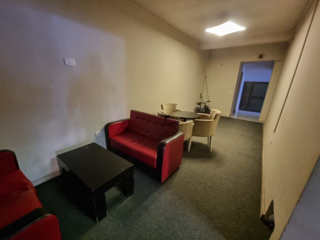 SHOP FOR SALE 74 M2 NEW MARKET 135,000 EURO