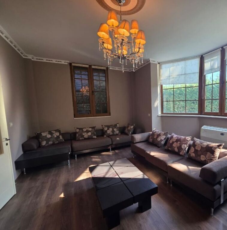 🏡 Vilë me oborr për qera