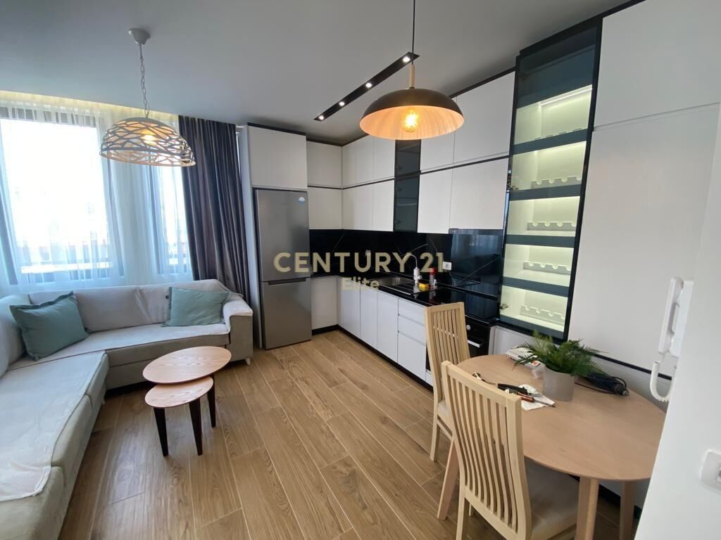 APARTAMENT ME QIRA TEK RRUGA E BARRIKADAVE ME POST PARKIMI