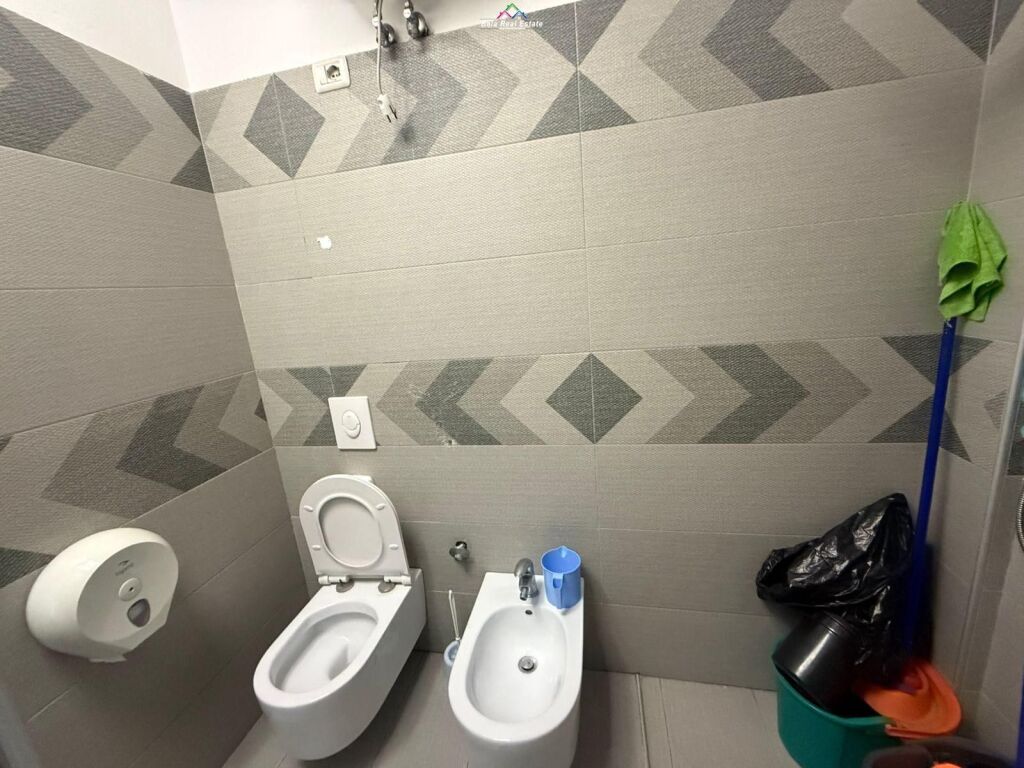 Zyre Me Qera Tek Ish Ekspozita ( ID BZ2823) Tirane