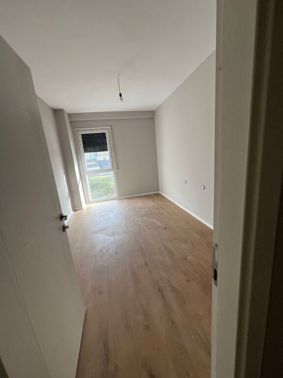 ZYRE ME QERA 100 M2 BULEVARDI I RI 500 EURO