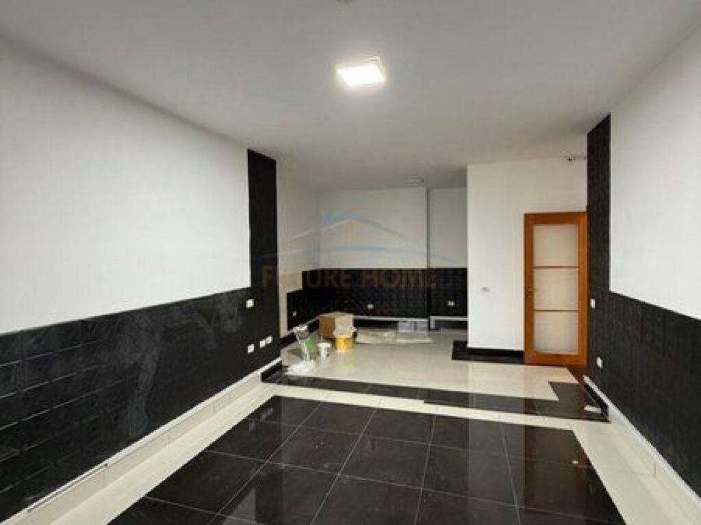 In vendita, Appartamento 2+1, Via Kavaja, Tirana.