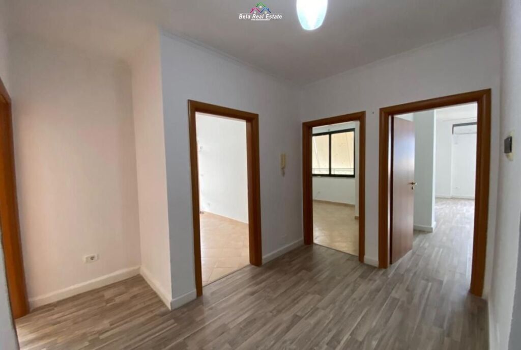 Zyre Me Qera 3+1 Tek Ish-Ekspozita (ID BZ2825) Tirane