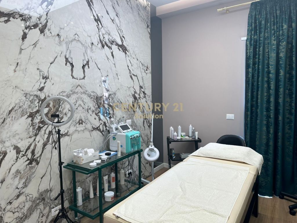 JEPET ME QERA PARUKERI NE KOMUN TE PARISIT