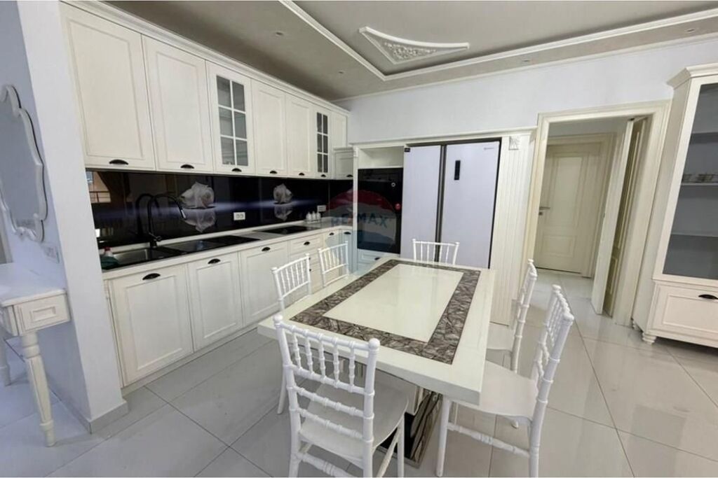 Ofrohet per shitje apartament 2+1+2 ne zonen e Xhamllikut.