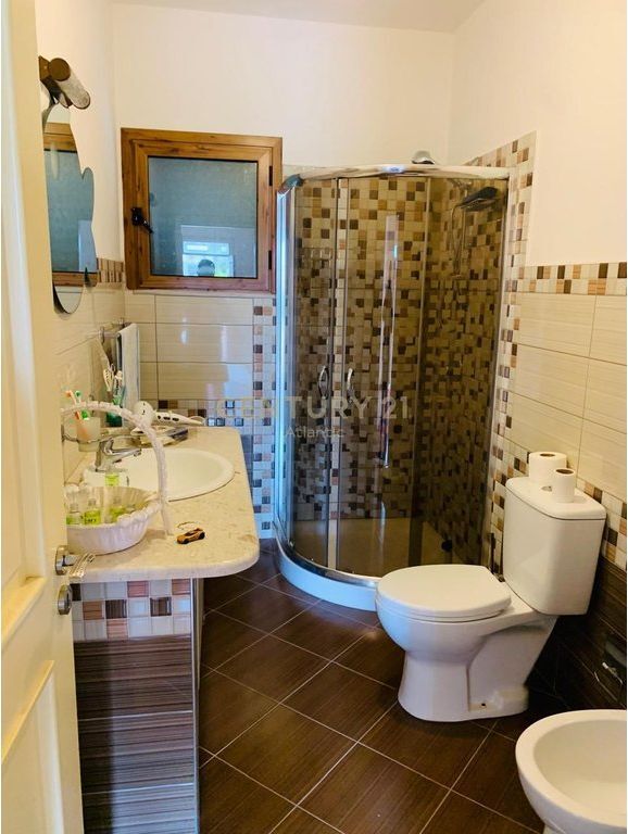 Vile 2-kateshe me qera, ne Porto Romano