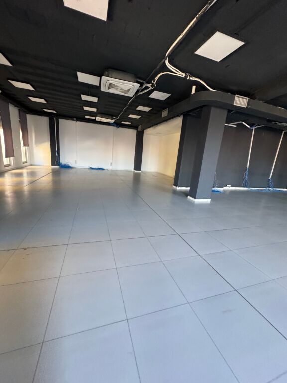 ZYRE 1100 M2 PER QERA ZOGU I ZI