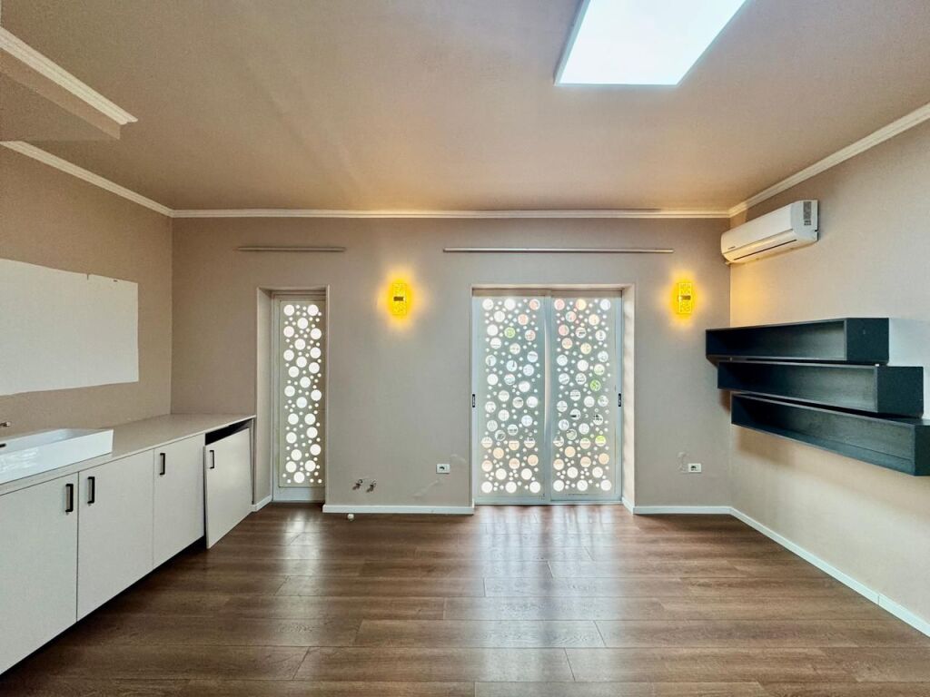 Jepet ambient per qera Komuna e Parisit, prane Kika 2.