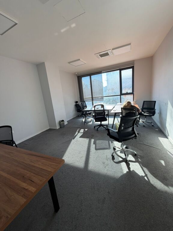 Jepet ambjent per zyra 400 m2 te Shkolla e Kuqe