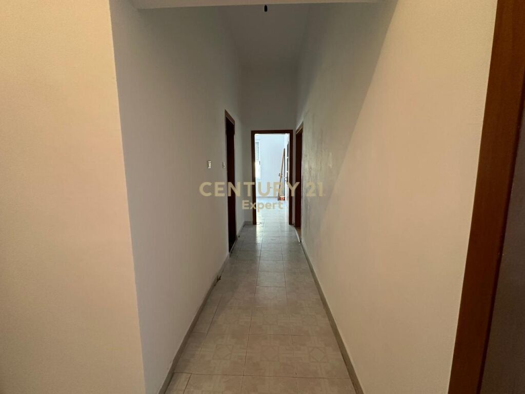 APARTAMENT 3+1 ME QIRA PER ZYRA PRANE TAIWANIT