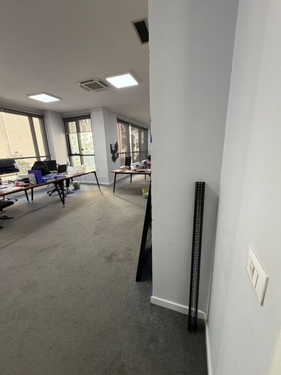 Jepet ambjent per zyra 400 m2 te Shkolla e Kuqe