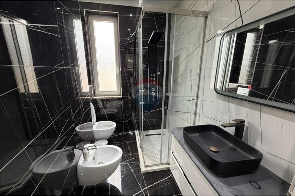 Ofrohet per shitje apartament 2+1+2 ne zonen e Xhamllikut.