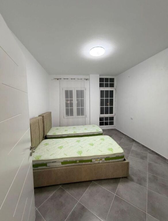 apartament 2+1 , 300 mi lek ne muaj afer shkolles neim babameto ne qender spitalle