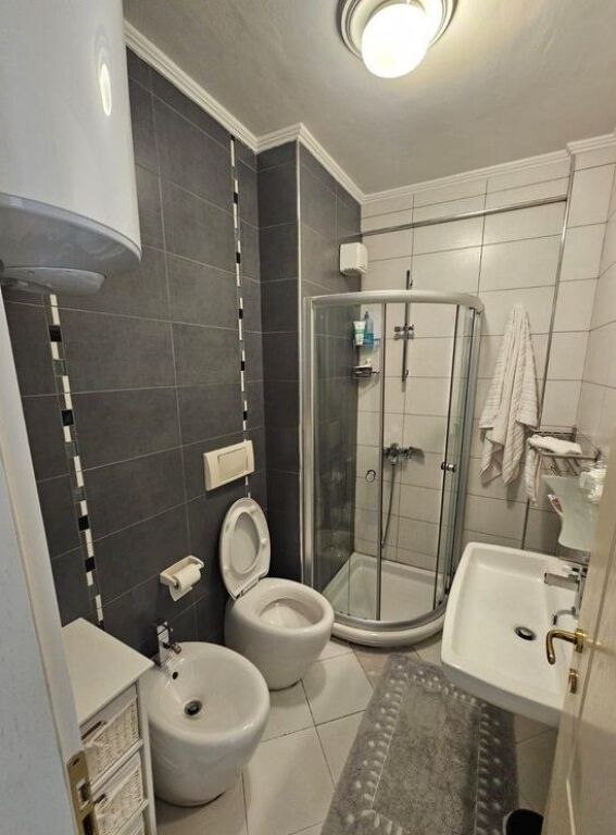 Prane Liqenit artificial i Tiranes- Apartament Modern 2+1+2 me Qira