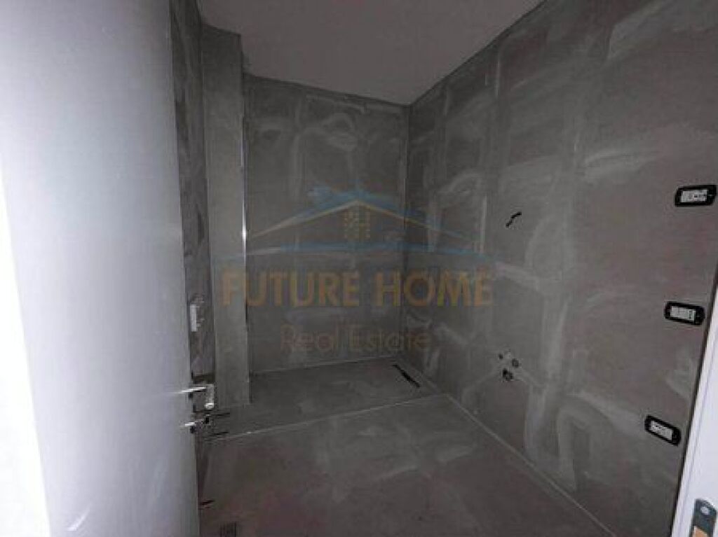 Shitet apartament 2+1+2+post parkimi Fusha e Aviacionit