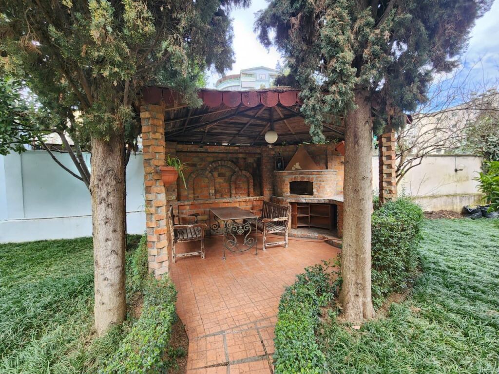 Jepet me Qera Kati 2 i një vile : 3+1+2wc &amp; 3 Bllk &amp; Oborr (📍Ish Tregu Elektrik - Kompleksi Grand )🔥 Gjelbërim &amp; Hapësirë maksimale ✨️ 75,000 Lekë / Muaji