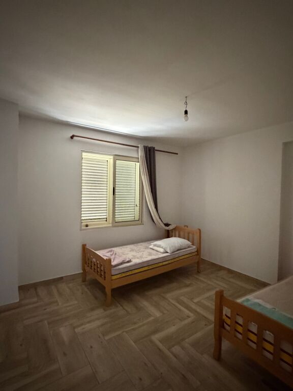 Jepet me qira apartament 2+1 + 2 tualete Tek Spitali ne Durres