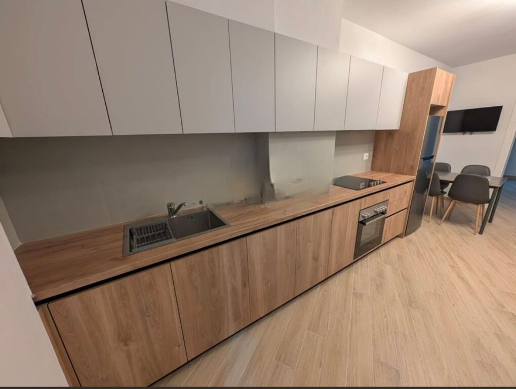 Appartamento 2+1 con posto auto in affitto vicino alla scuola Qazim Turdiu a Don Bosko.