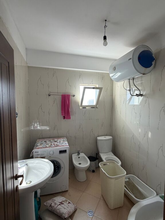 Jepet me qira apartament 2+1 + 2 tualete Tek Spitali ne Durres