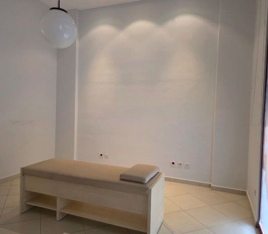 Shitet njesi komerciale buze rruge, Rruga e Dibres