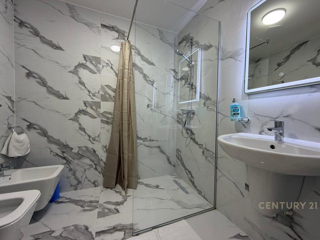 APARTAMENT 2+1+2 NE LAPRAK PER SHITJE