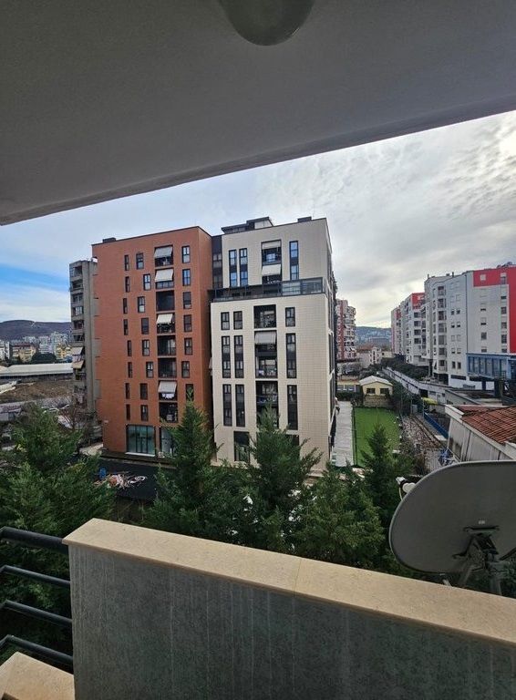 Prane Liqenit artificial i Tiranes- Apartament Modern 2+1+2 me Qira