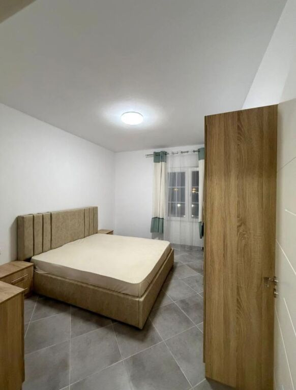 apartament 2+1 , 300 mi lek ne muaj afer shkolles neim babameto ne qender spitalle