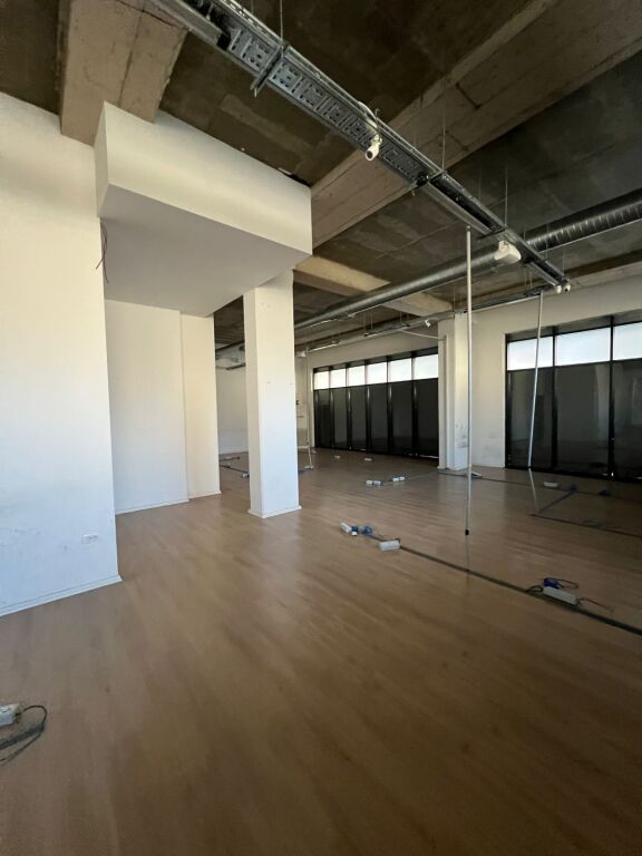 ZYRE ME QERA 361 M2 ZOGU I ZI 5.800 EURO