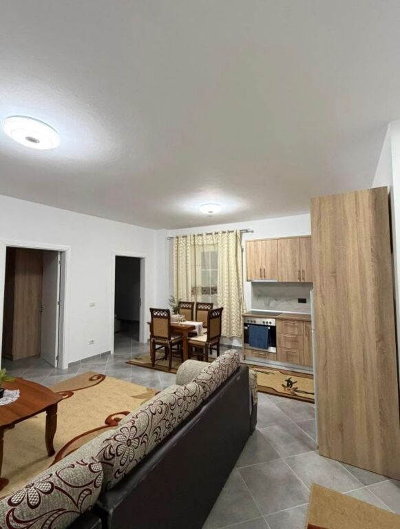 apartament 2+1 , 300 mi lek ne muaj afer shkolles neim babameto ne qender spitalle