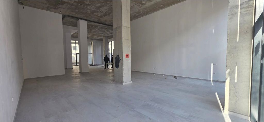LOCALE COMMERCIALE IN VENDITA 200M2 SULLA STRADA PRINCIPALE, IN CENTRO