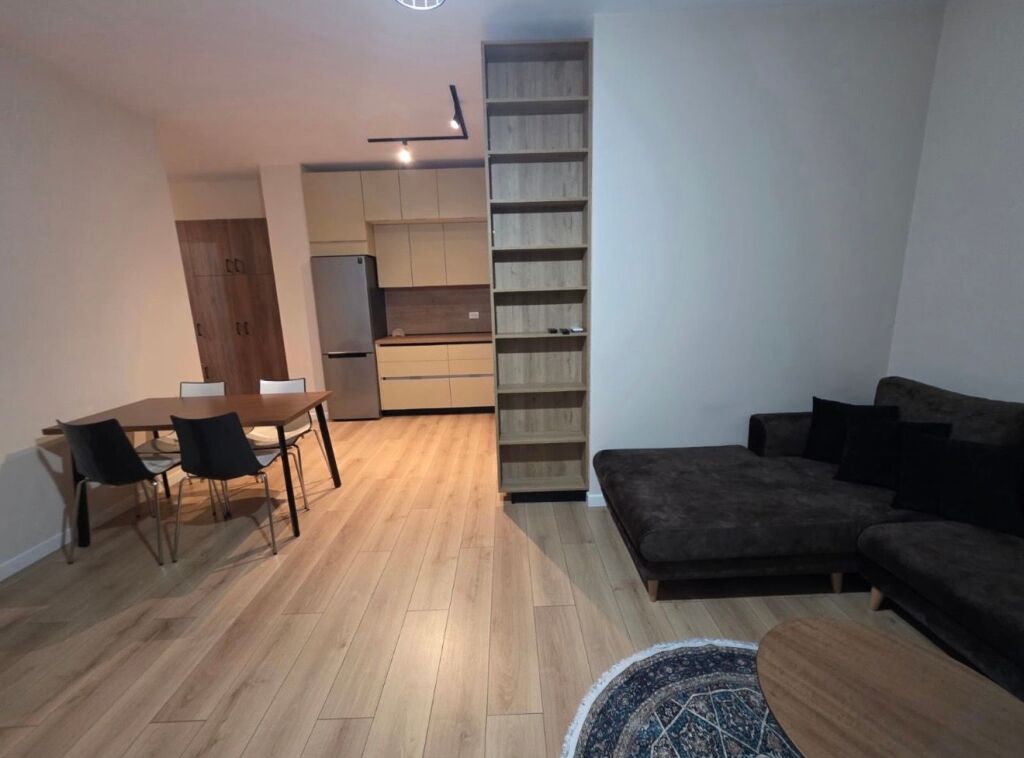 2+1,i mobiluar te foleja e gjelber,zog i zi,900 euro me taksa