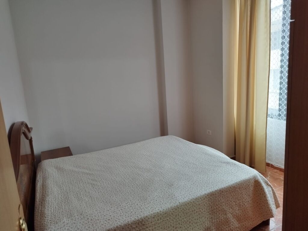 🏢Rruga e Elbasanit,pas Ambasades Amerikane jepet me qera apartament ,1+1,i mobiluar. 50,000Leke