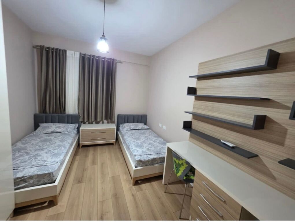 2+1,i mobiluar te foleja e gjelber,zog i zi,900 euro me taksa