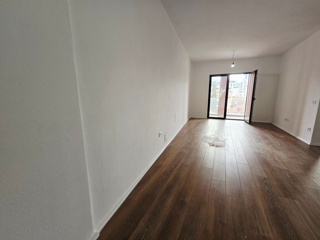 Zyre me Qira ne Rr. Kavaje Galeri Roma