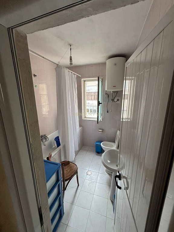 Shitet apartament 1+1 tek Ali Demi, pranë Shkolles 1 Maji. 100,000 €