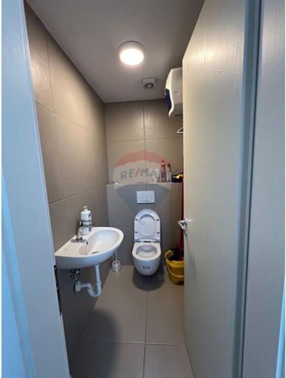 Negozio in affitto in Via Barricade, Tirana