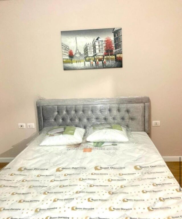 Appartamento 1+ 1 in affitto Pazari Ri 8° piano con vista libera sud ovest! Investito Completamente arredato Vicino al liceo Partizani 600 euro affitto mensile