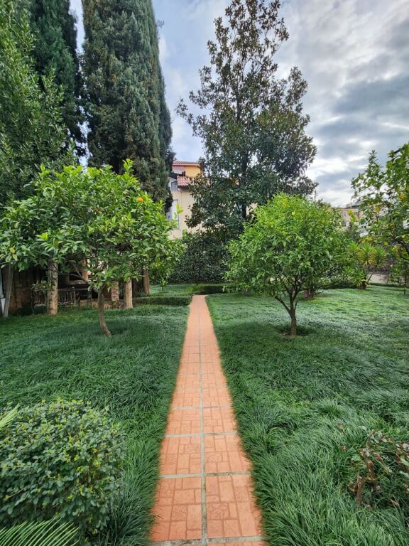 Jepet me Qera Kati 2 i një vile : 3+1+2wc &amp; 3 Bllk &amp; Oborr (📍Ish Tregu Elektrik - Kompleksi Grand )🔥 Gjelbërim &amp; Hapësirë maksimale ✨️ 75,000 Lekë / Muaji