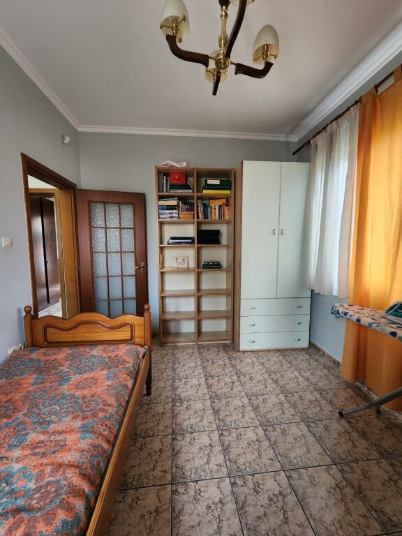 Jepet me Qera Kati 2 i një vile : 3+1+2wc &amp; 3 Bllk &amp; Oborr (📍Ish Tregu Elektrik - Kompleksi Grand )🔥 Gjelbërim &amp; Hapësirë maksimale ✨️ 75,000 Lekë / Muaji