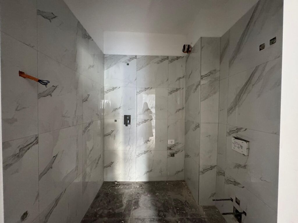 Shitet Apartament 2+1+2 tek Tirana Entry.