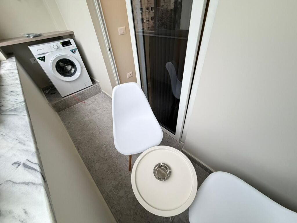 🏢 Shiten 2 Apartamente 1+1 (të ndara, shiten bashkë) 📍 Kryqëzimi i 21 Dhjetorit, Tiranë💶 Çmimi: 200.000 € (të dyja bashkë)