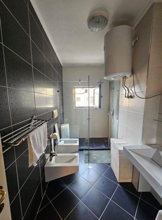 Prane Liqenit artificial i Tiranes- Apartament Modern 2+1+2 me Qira