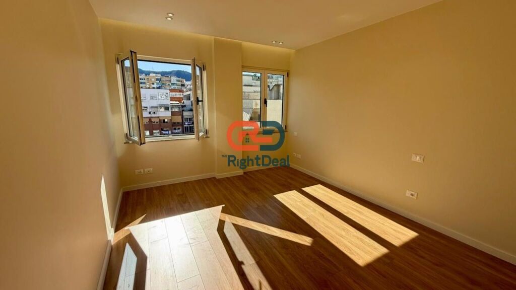 Tek Komuna E Parisit, Prane Cristal Center Shitet Apartament 1+1 Ideal Per Investim !