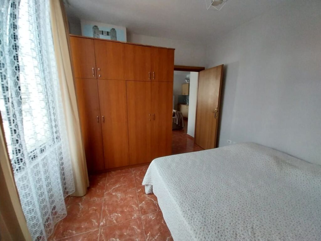 🏢Rruga e Elbasanit,pas Ambasades Amerikane jepet me qera apartament ,1+1,i mobiluar. 50,000Leke