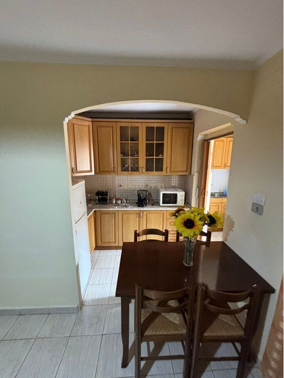 Shitet apartament 1+1 tek Ali Demi, pranë Shkolles 1 Maji. 100,000 €