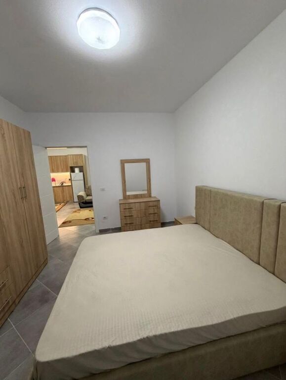 apartament 2+1 , 300 mi lek ne muaj afer shkolles neim babameto ne qender spitalle