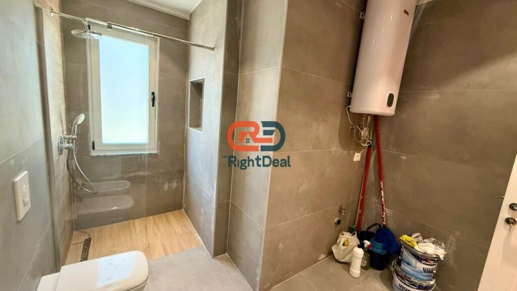 Tek Komuna E Parisit, Prane Cristal Center Shitet Apartament 1+1 Ideal Per Investim !