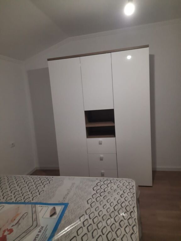 Apartament 1+1+Parking për qira në Shkozë.