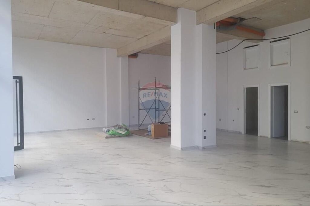 JEPET ME QIRA AMBIENT - ISH PARKU I AUTOBUZAVE