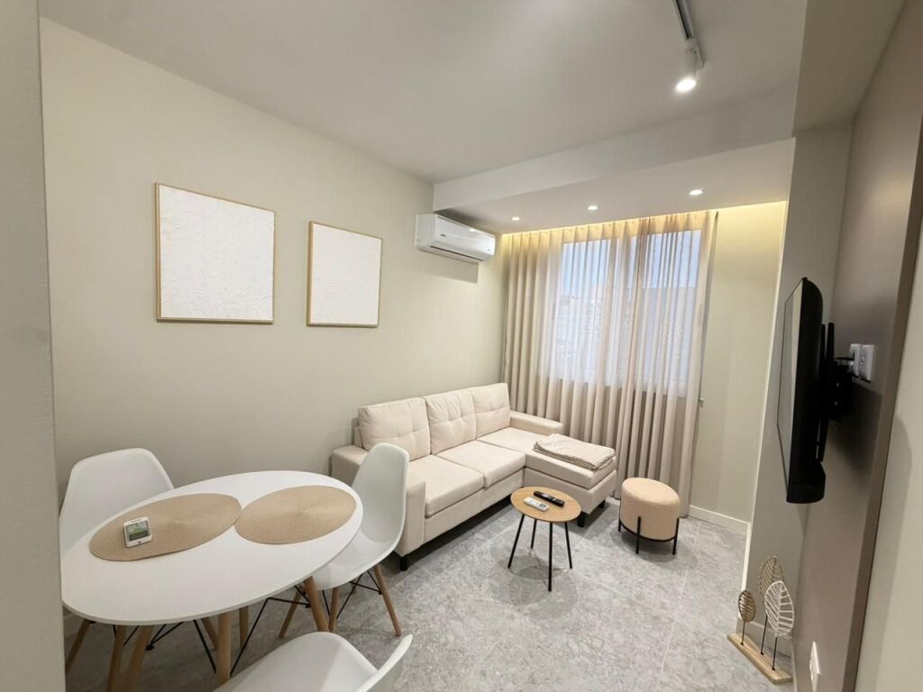 🏢 Shiten 2 Apartamente 1+1 (të ndara, shiten bashkë) 📍 Kryqëzimi i 21 Dhjetorit, Tiranë💶 Çmimi: 200.000 € (të dyja bashkë)
